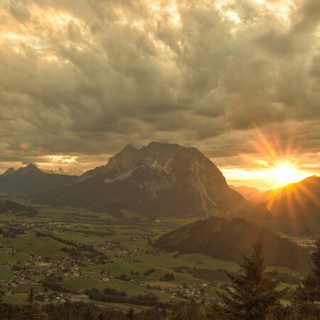 Berg mit Sonnenuntergang im Hintergrund | © TVB Schladming-Dachstein