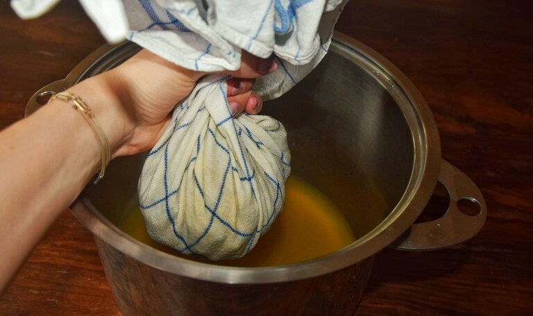 Zubereitung Löwenzahnhonig | © Marlene Eggmayr