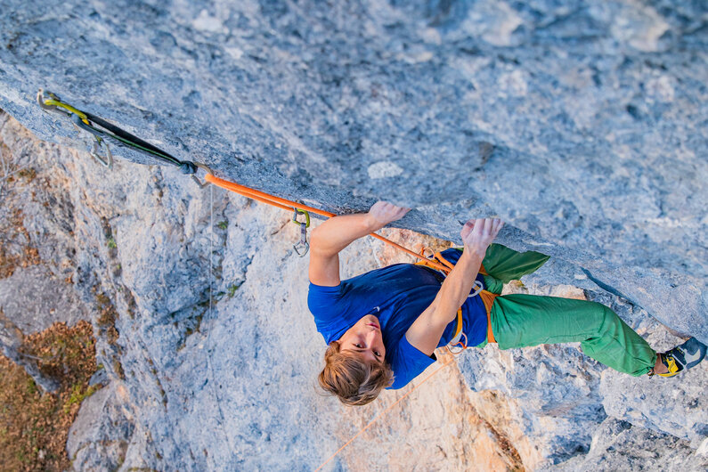 Kletterer in der Wand von oben fotografiert | © René Eduard Perhab