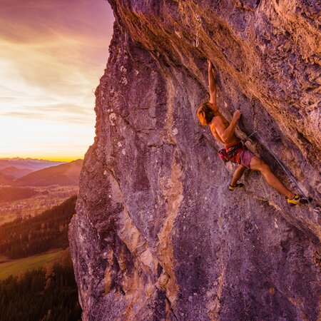 Kletterer am Fels bei Sonnenuntergang | © René Eduard Perhab