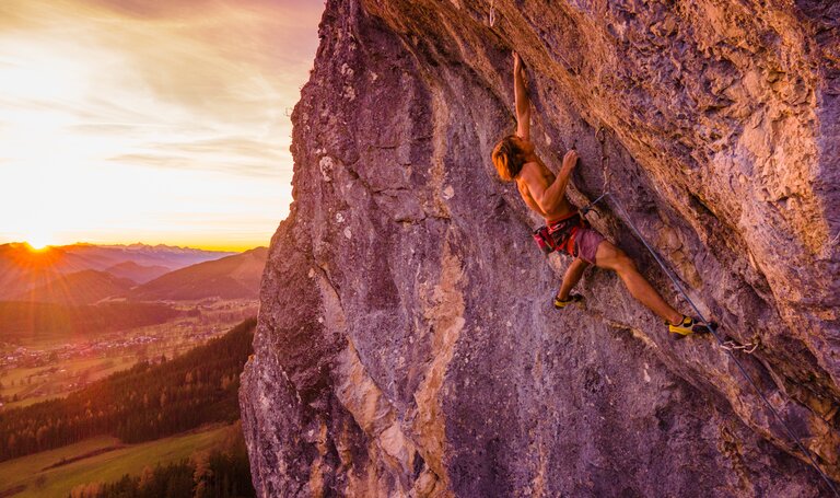 Kletterer am Fels bei Sonnenuntergang | © René Eduard Perhab