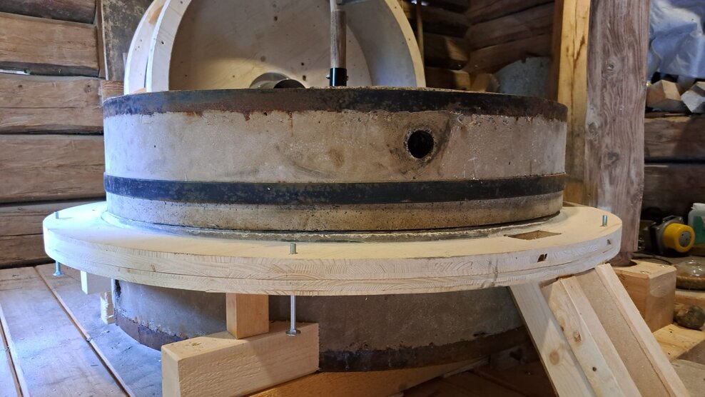 Bild vom neuen Mühlstein für die Alte Mühle in Ramsau Rössing | © Helga Schrempf