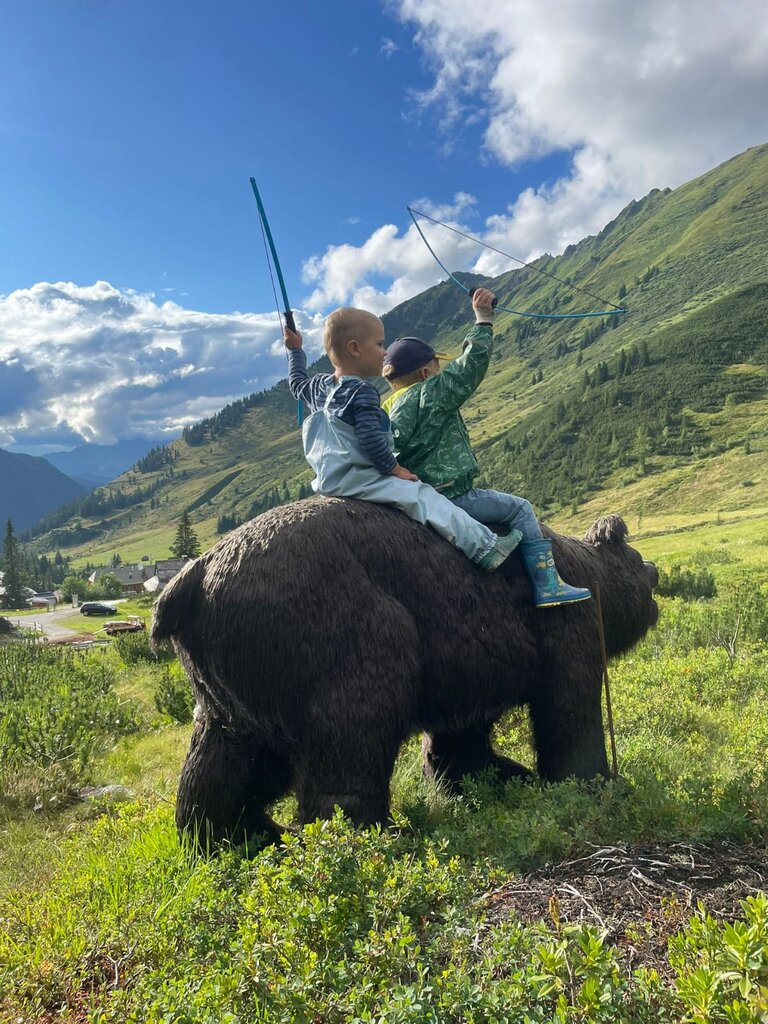 Zwei Kinder auf Bärenrücken  | © Daniel Kamerberger 