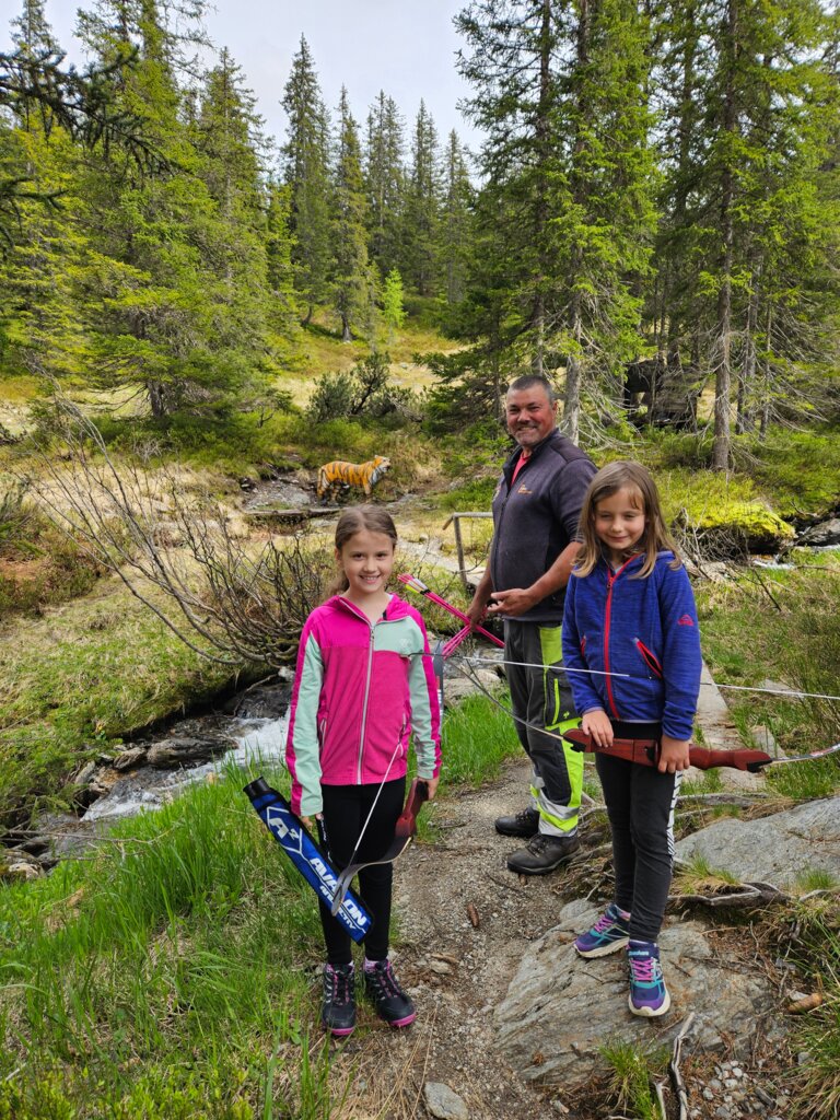 Zwei Kinder am Bogenparcour | © Daniel Kamerberger