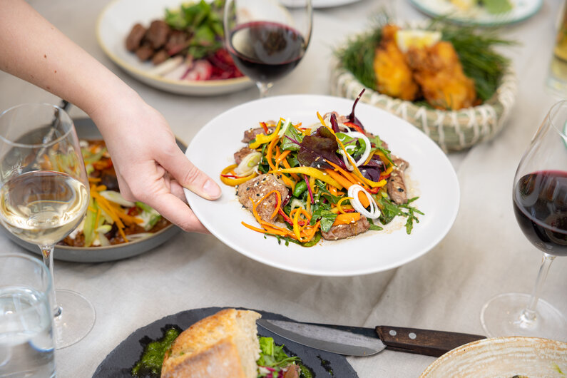 Mehrere Gerichte der Almkulinarik auf einem Tisch | © TVB Schladming-Dachstein ©Martin Huber