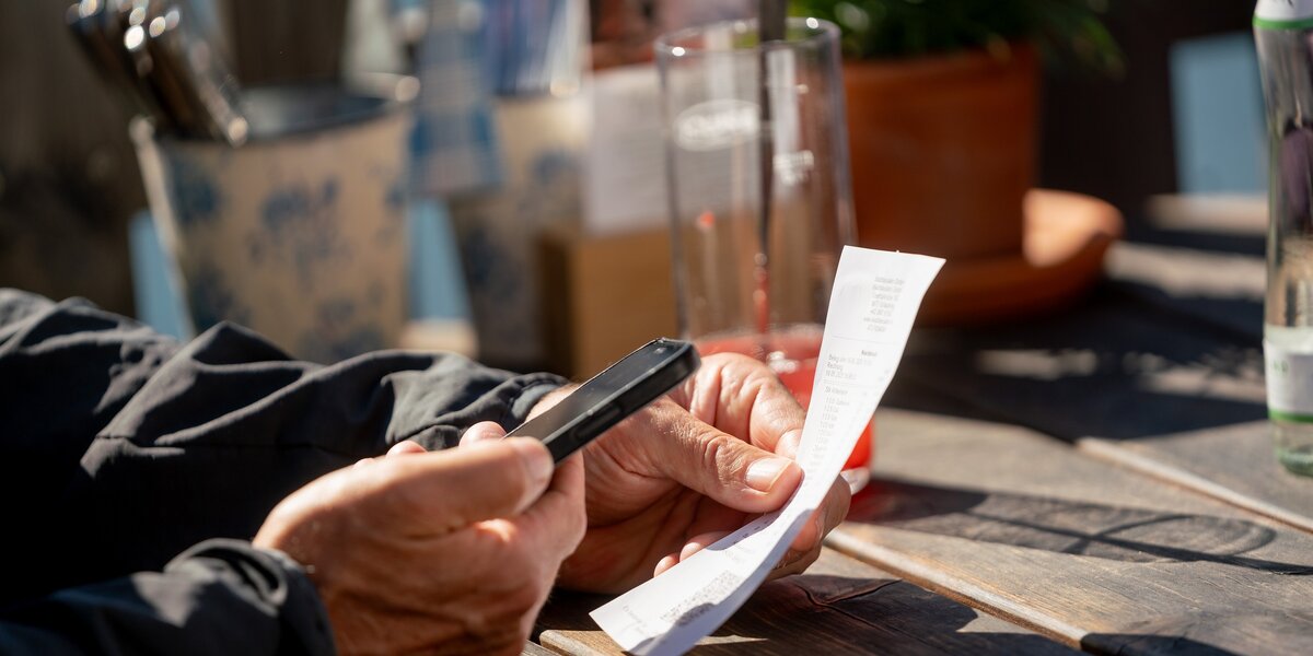 Smartphone mit dem eine Rechnung gescannt wird | © Christine Höflehner