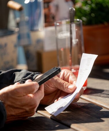 Smartphone mit dem eine Rechnung gescannt wird | © Christine Höflehner
