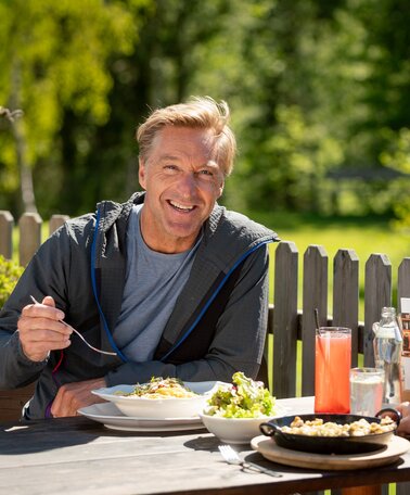 Hans Knauß beim Essen | © Christine Höflehner