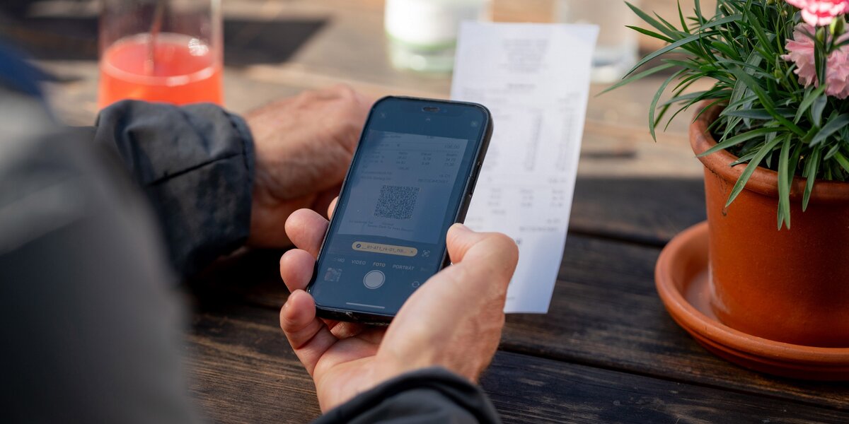 Smartphone mit dem eine Rechnung gescannt wird | © Christine Höflehner