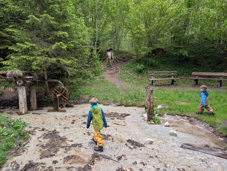 Zwei Kinder bei der Suche nach dem Schatz  | © Stefan Wieser-Bliem