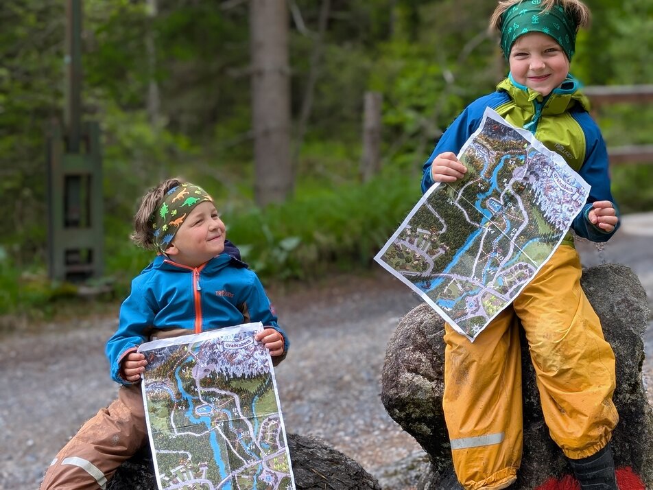 Zwei Kinder mit einer Schatzkarte in der Hand beim Gradenbach  | © Stefan Wieser-Bliem