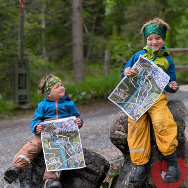 Zwei Kinder mit einer Schatzkarte in der Hand beim Gradenbach  | © Stefan Wieser-Bliem