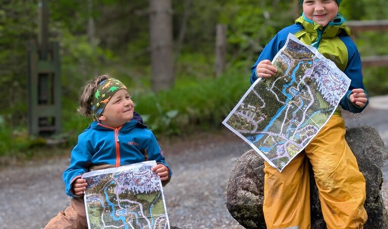 Zwei Kinder mit einer Schatzkarte in der Hand beim Gradenbach  | © Stefan Wieser-Bliem
