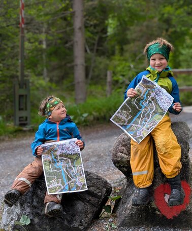 Zwei Kinder mit einer Schatzkarte in der Hand beim Gradenbach  | © Stefan Wieser-Bliem