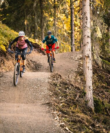 Downhill-Fahrer im Bikepark Planai | © Roland Haschka