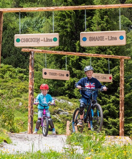 Kids on their bike on the junior trails on Reiteralm