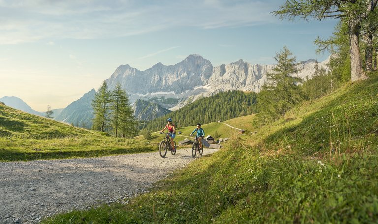 Two e-bikers with the Dachstein mountain in the background | © Peter Burgstaller