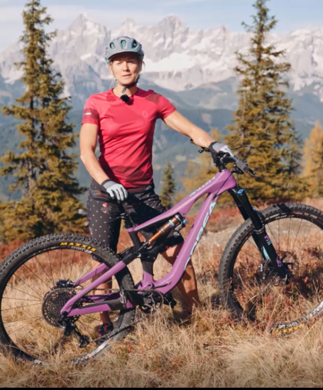 Mountainbikerin umgeben der Schladminger Bergwelt