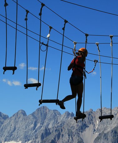Kids climbing in the high rope park at Planai | © Carolin Lang