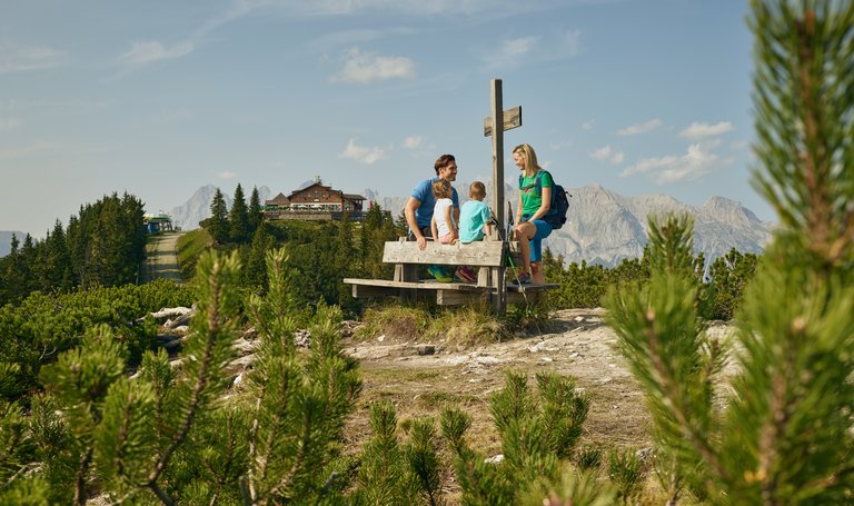 Family enjoys the view at the peak | Schladming-Dachstein | © Peter Burgstaller