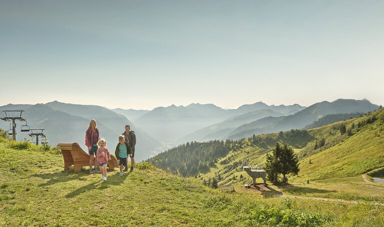 Familie wandert zusammen in den Schladminger Bergen | © Peter Burgstaller