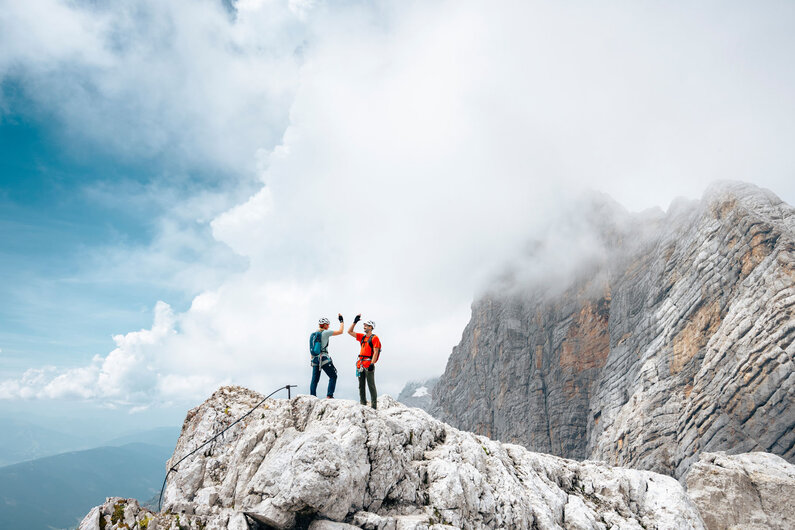 Ein Paar welches am Dachstein klettert und das Panorama genießt  | © Matthäus Gartner 
