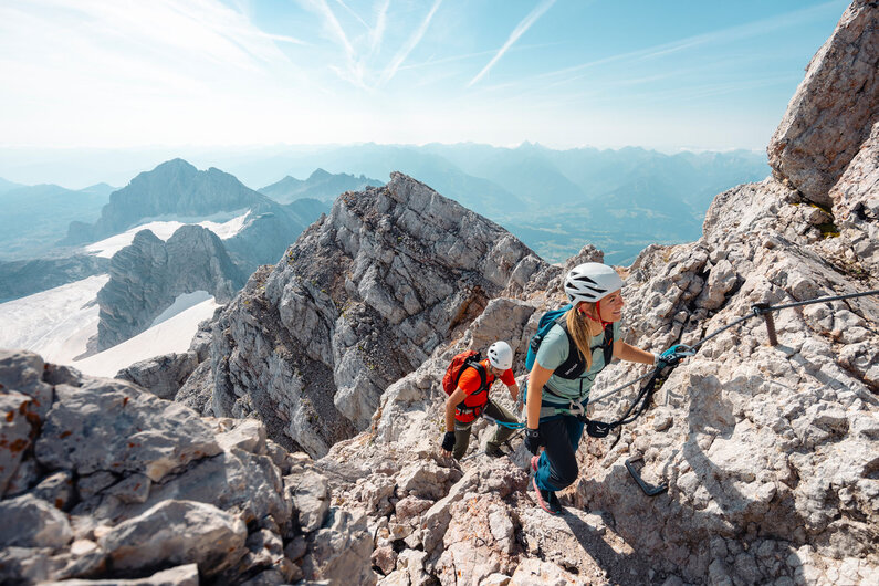 Eine Frau und ein Mann in Kletterausrüstung am Weg zum Dachsteingipfel | © Mathäus Gartner