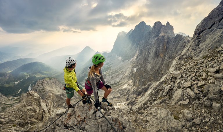 Climbers enjoy the view on Dachstein | © Peter Burgstaller