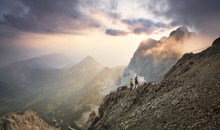 Blick auf zwei Kletterer am Dachstein | © Peter Burgstaller