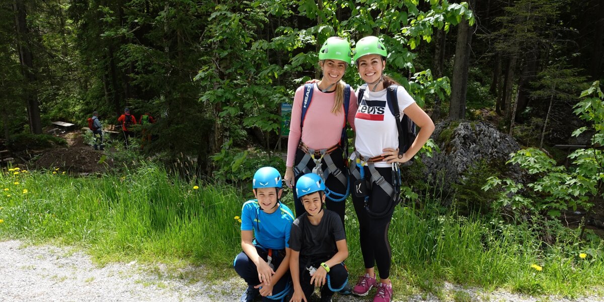 Gruppe in Kletterausrüstung | © 5komma5sinne