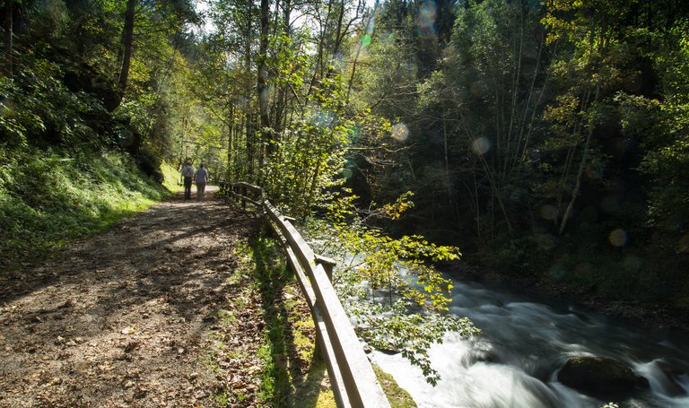 Hiking in the gorge Talbachklamm | © Harald Steiner, Foto MOOM