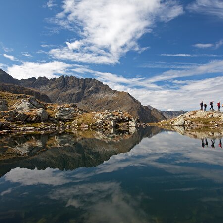 Wanderer in der Spiegelung des Klafferkessels | © Herbert Raffalt