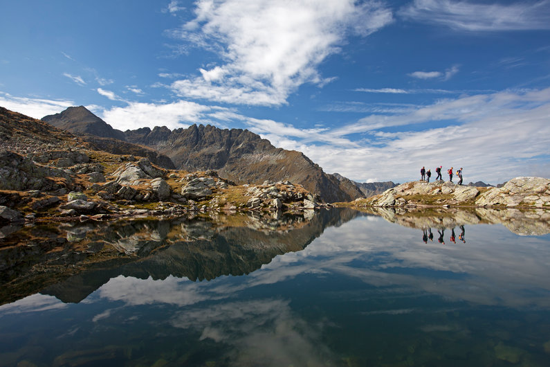 Wanderer in der Spiegelung des Klafferkessels | © Herbert Raffalt
