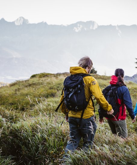 Hiking group in the region Schladming-Dachstein | © Österreich Werbung, Sebastian Stiphout
