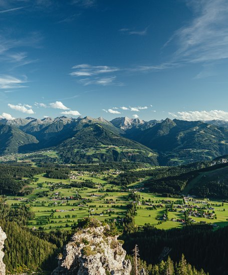 Wanderer genießt den Ausblick ins Tal | © photo-austria/Christine Höflehner