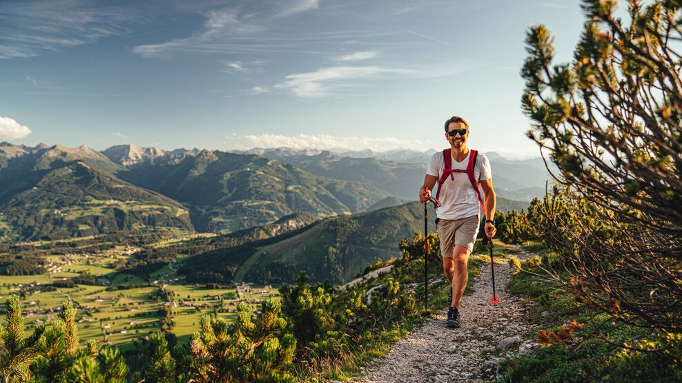 Wanderer mit Ausblick auf Schladming im Hintergrund | © photo-austria/Christine Höflehner