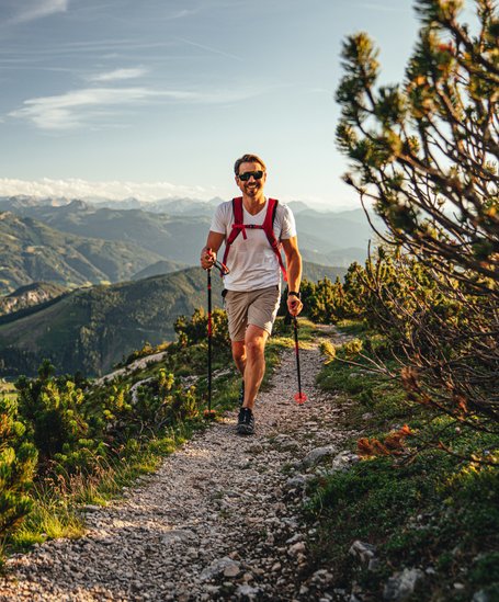 Wanderer mit Ausblick auf Schladming im Hintergrund | © photo-austria/Christine Höflehner