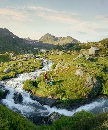 Wanderer machen Rast auf dem Weg zum Giglachsee