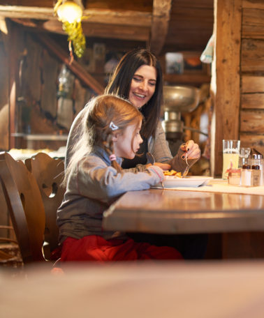 Family eating together in a mountain hut | © Peter Burgstaller