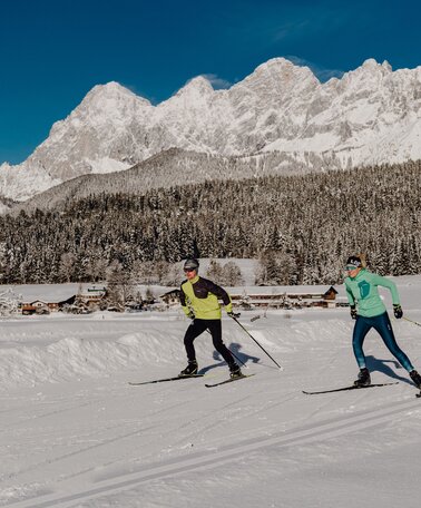 Langläufer vor einer spektakulären Bergkulisse | © Christine Höflehner