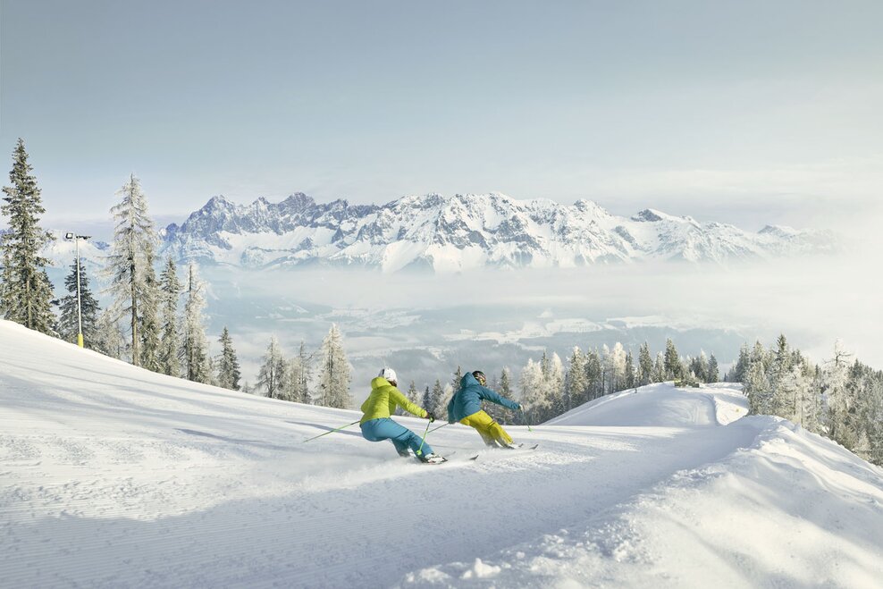 Skiers going down the piste | © Peter Burgstaller