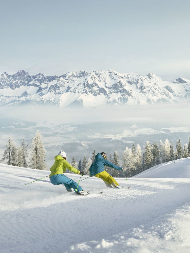 Skiers going down the piste | © Peter Burgstaller