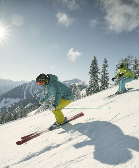 Skiers on the piste in Schladming-Dachstein | © Peter Burgstaller