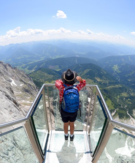 Hiker enjoys the view from the Dachstein staircase | © Gery Wolf