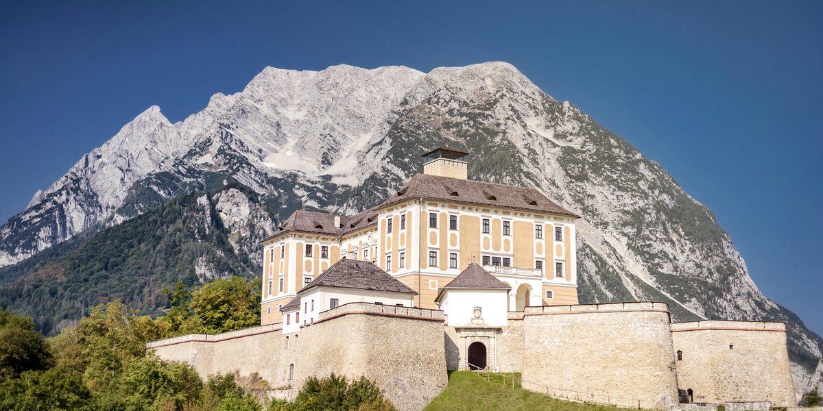 Schloss Trautenfels mit Grimming | © Christoph Huber