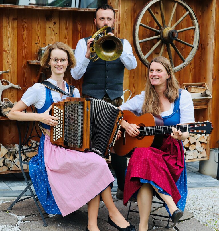 3 Personen mit Musikinstrumente | © Moosbrugger Musi