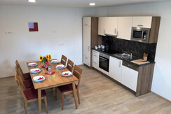 Esstisch und Küchenzeile