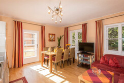 Wohnküche mit Balkon und Bergblick