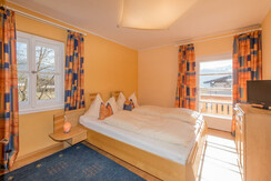 Schlafzimmer mit Balkon und Bergblick