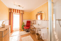 Geräumiges Badezimmer mit Balkon und Berblick